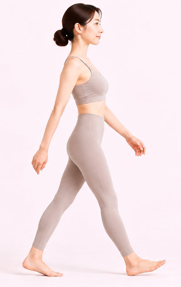 軽やかで美しい歩き方のイメージ（横から見た、身体を起こして軽やかに歩く姿）